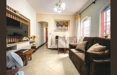 Imagem: A casa possui 4 Dormitórios, 4 Banheiros, 2 Vagas na garagem