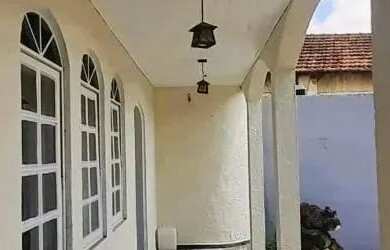 Imagem: A casa possui 3 Dormitórios, 4 Banheiros, 3 Vagas na garagem