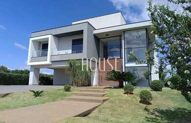 Imagem: A casa em condomínio possui 5 Dormitórios, 5 Banheiros, 4