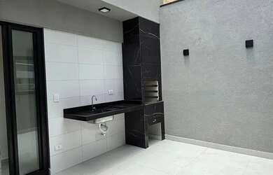 Imagem: A casa em condomínio possui 3 Dormitórios, 2 Banheiros, 1