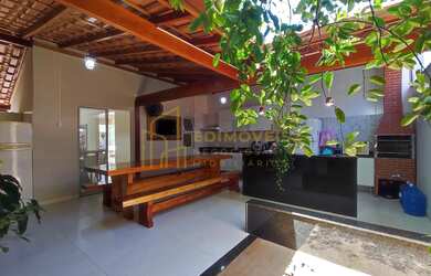 Imagem: A casa possui 4 Dormitórios, 3 Banheiros, 2 Vagas na garagem