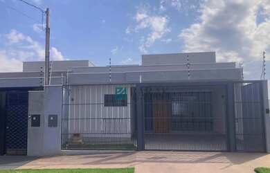 Imagem: A casa possui 3 Dormitórios, 4 Banheiros, 2 Vagas na garagem