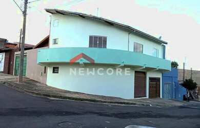 Imagem: A casa possui 2 Dormitórios, 2 Banheiros, 2 Vagas na garagem