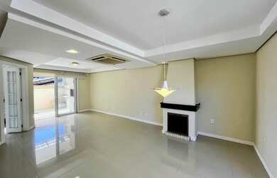 Imagem: A casa possui 4 Dormitórios, 3 Banheiros, 2 Vagas na garagem