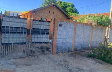 Imagem: A casa possui 3 Dormitórios, 2 Banheiros, 2 Vagas na garagem