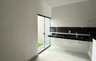 Imagem: A casa possui 2 Dormitórios, 2 Banheiros, 3 Vagas na garagem