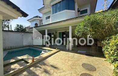 Imagem: A casa possui 3 Dormitórios, 3 Banheiros, 3 Vagas na garagem