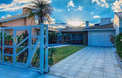 Imagem: A casa possui 4 Dormitórios, 3 Banheiros, 2 Vagas na garagem