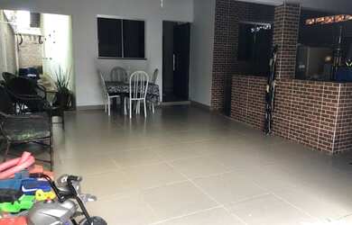 Imagem: A casa possui 3 Dormitórios, 3 Banheiros, 3 Vagas na garagem