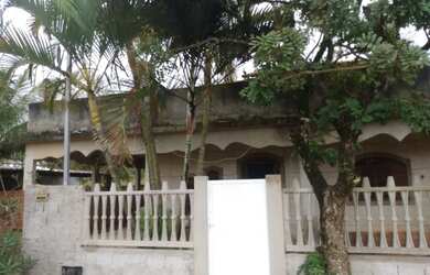 Imagem: A casa possui 2 Dormitórios, 1 Banheiro, 2 Vagas na garagem