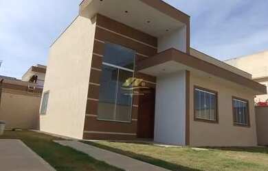 Imagem: A casa possui 3 Dormitórios, 2 Banheiros, 3 Vagas na garagem