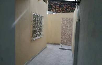 Imagem: A casa possui 3 Dormitórios, 1 Banheiro, 1 Vaga na garagem