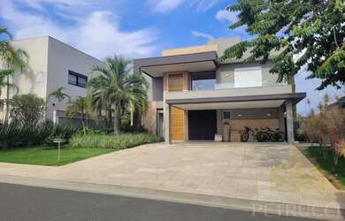 Imagem: A casa em condomínio possui 5 Dormitórios, 5 Banheiros, 4