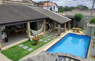 Imagem: A casa possui 3 Dormitórios, 3 Banheiros, 4 Vagas na garagem