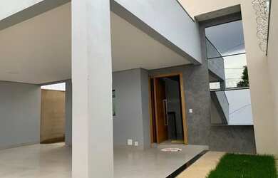 Imagem: A casa possui 3 Dormitórios, 2 Banheiros, 3 Vagas na garagem