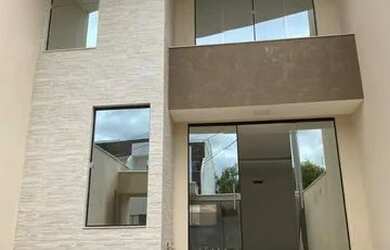 Imagem: A casa possui 3 Dormitórios, 4 Banheiros, 2 Vagas na garagem