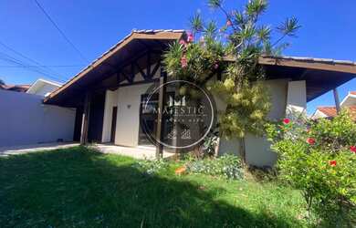 Imagem: A casa possui 3 Dormitórios, 2 Banheiros, 4 Vagas na garagem