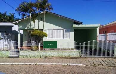 Imagem: A casa possui 3 Dormitórios, 1 Banheiro, 1 Vaga na garagem