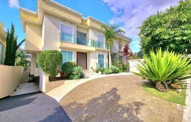 Imagem: A casa em condomínio possui 4 Dormitórios, 5 Banheiros, 5