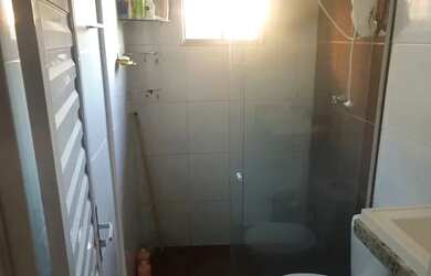 Imagem: A casa possui 2 Dormitórios, 1 Banheiro, 1 Vaga na garagem