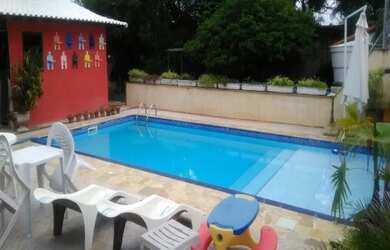 Imagem: A casa possui 4 Dormitórios, 5 Banheiros, 4 Vagas na garagem