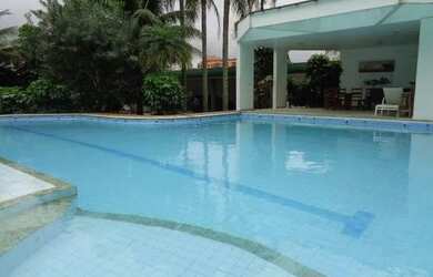 Imagem: A casa possui 4 Dormitórios, 4 Banheiros, 5 Vagas na garagem