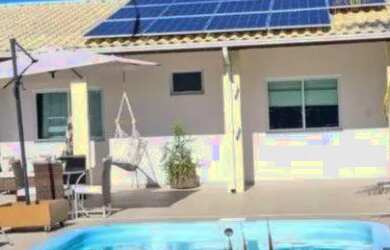 Imagem: A casa possui 3 Dormitórios, 2 Banheiros, 2 Vagas na garagem