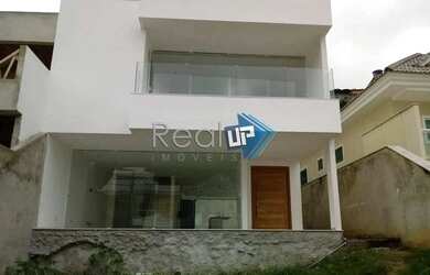 Imagem: A casa em condomínio possui 4 Dormitórios, 4 Banheiros, 2