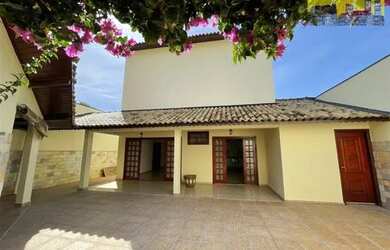 Imagem: A casa possui 3 Dormitórios, 4 Banheiros, 3 Vagas na garagem