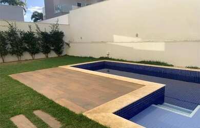 Imagem: A casa em condomínio possui 4 Dormitórios, 4 Banheiros, 5