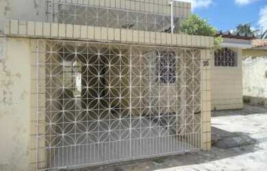 Imagem: A casa possui 2 Dormitórios, 1 Banheiro, 2 Vagas na garagem