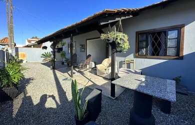 Imagem: A casa possui 3 Dormitórios, 2 Banheiros, 1 Vaga na garagem