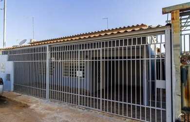 Imagem: A casa possui 3 Dormitórios, 2 Banheiros, 2 Vagas na garagem