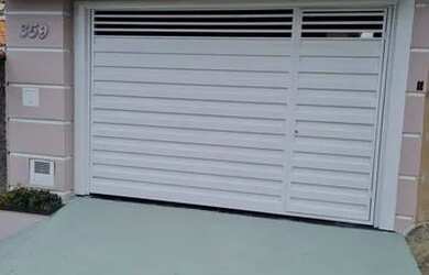 Imagem: A casa possui 2 Dormitórios, 2 Banheiros, 2 Vagas na garagem