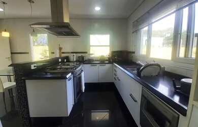 Imagem 16: Casa com Arquitetura Moderna toda Envidraçada em local alto com linda vista!