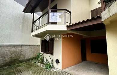 Imagem: A casa possui 2 Dormitórios, 1 Banheiro, 2 Vagas na garagem