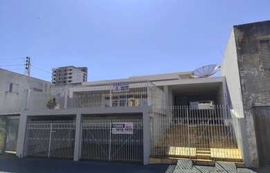 Imagem: A casa possui 4 Dormitórios, 1 Banheiro, 4 Vagas na garagem