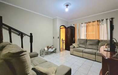 Imagem: A casa possui 3 Dormitórios, 3 Banheiros, 1 Vaga na garagem