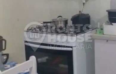 Imagem: A casa à venda possui 2 Dormitórios, 1 Banheiro, 2 Vagas na