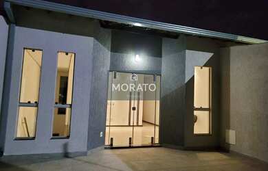 Imagem: A casa possui 3 Dormitórios, 2 Banheiros, 2 Vagas na garagem