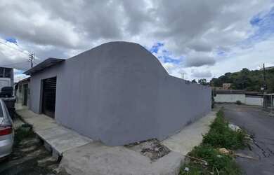 Imagem: A casa possui 3 Dormitórios, 2 Banheiros e 3 Vagas na garagem