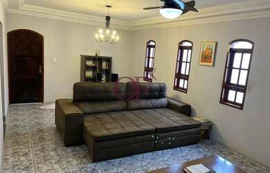 Imagem: A casa possui 3 Dormitórios, 2 Banheiros, 2 Vagas na garagem