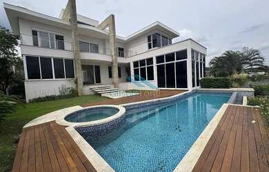 Imagem: A casa em condomínio possui 5 Dormitórios, 5 Banheiros, 5