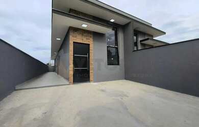 Imagem: A casa possui 3 Dormitórios, 2 Banheiros, 2 Vagas na garagem