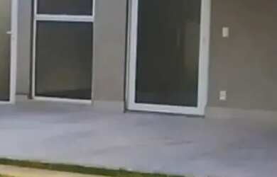 Imagem: A casa em condomínio possui 4 Dormitórios, 5 Banheiros, 2