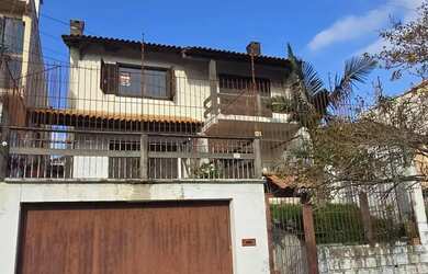 Imagem: A casa possui 4 Dormitórios, 1 Banheiro, 2 Vagas na garagem