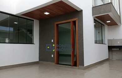 Imagem: A casa possui 3 Dormitórios, 3 Banheiros, 2 Vagas na garagem