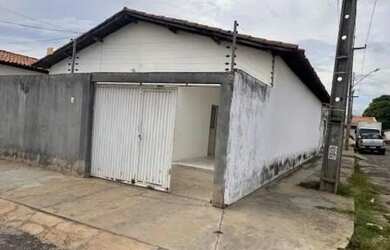 Imagem: A casa possui 3 Dormitórios, 1 Banheiro, 2 Vagas na garagem