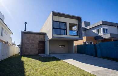 Imagem: A casa possui 3 Dormitórios, 3 Banheiros, 300m² de Área e