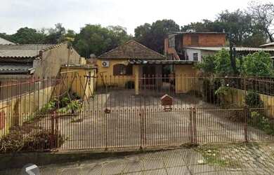 Imagem: A casa possui 3 Dormitórios, 1 Banheiro, 4 Vagas na garagem